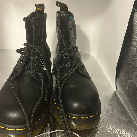 DR. MARTENS the original all leather fashion boot. Size women’s 6. - Picture 1 of 6